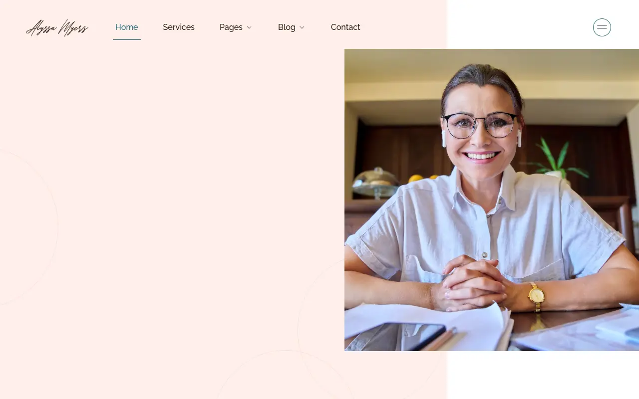 หน้าแรกของธีม Alyssa Feminine Life Coach บนคอมพิวเตอร์