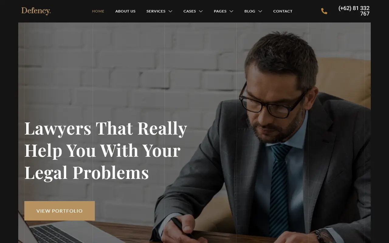 หน้าแรกของธีม Defency Law Firm บนคอมพิวเตอร์