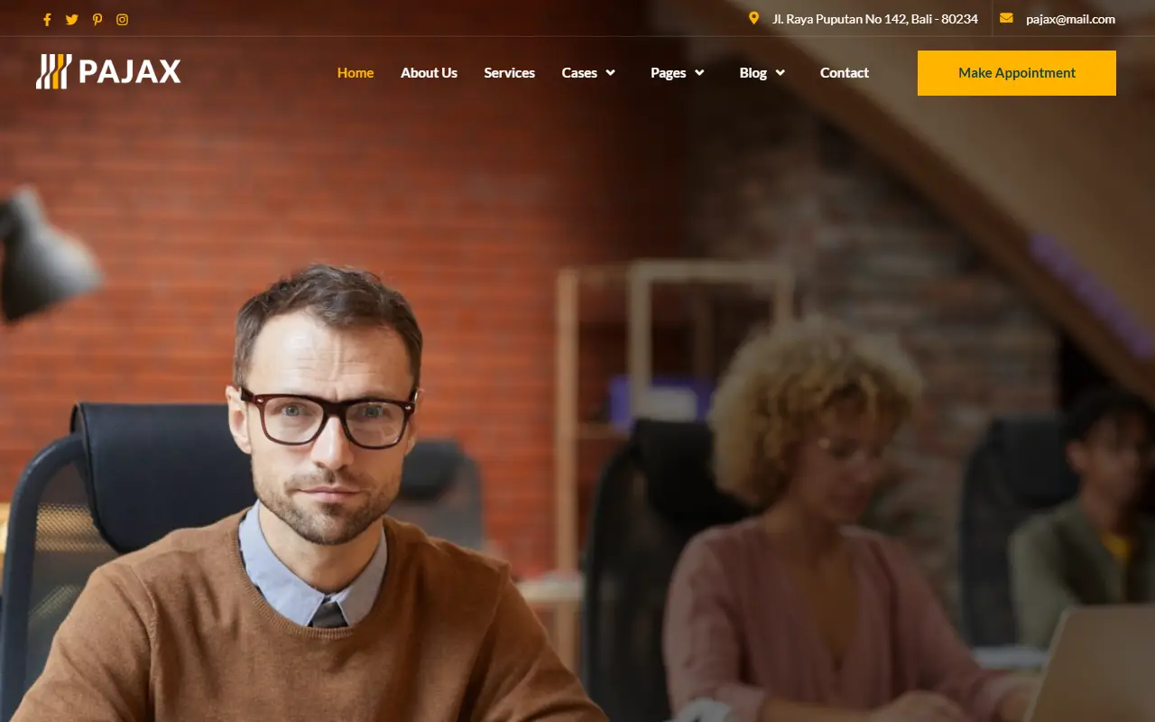 หน้าแรกของธีม Pajax Tax Advisor บนคอมพิวเตอร์